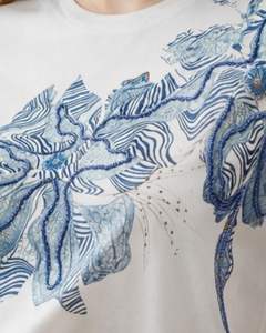 Camiseta Blanca Personalizada para Mujer con Estampado Floral Azul, de Algodón Suave, Manga Corta, Estilo Casual, Holgada, para Verano - Product Image 5