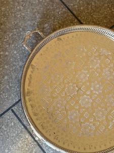 Bandeja Decorativa Redonda Chapada en Oro con Patrón Geométrico Grabado, Diseño Tradicional para Decoración de Mesa del Hogar - Product Image 6