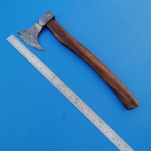 Hacha de mano de acero al carbono para exteriores con mango de madera, herramienta compacta para cortar, ideal para camping, senderismo, bushcraft y trabajos de carpintería. - Product Image 4