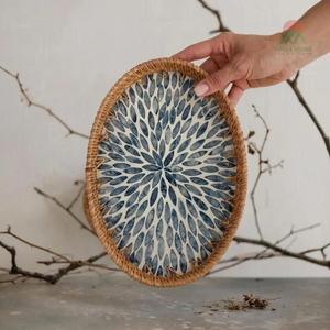 Juego de 3 bandejas ovaladas de ratán y nácar con diseño floral, bandeja decorativa hecha a mano, regalo elegante y natural hecho a mano - Product Image 2