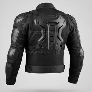 Veste de protection pour motard avec matériau de protection flexible, sangles réglables et design audacieux inspiré du streetwear moderne - Product Image 3