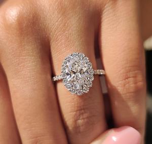 Anillo de Compromiso de Lujo con Halo de Diamantes Moissanite de Corte Ovalado, Banda Pavé de Oro Blanco de 14K, Joyería Fina para Novia - Product Image 1