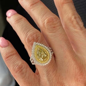 Bague à trois rangs en or blanc 18 carats avec diamant de laboratoire fantaisie taille poire, double halo, 2,00 carats, minimaliste, certifié IGI, clarté VVS - Product Image 1