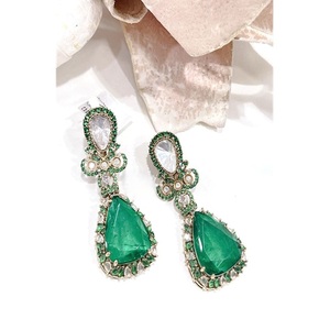 Boucles d'oreilles pendantes vintage plaquées argent glamour avec cristaux verts taillés en poire et sertissage clos de strass pour femme, idéales pour les soirées - Product Image 1