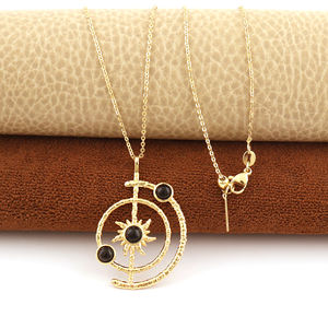 Collier pendentif système solaire en onyx noir minimaliste pour femme moderne, chaîne en laiton plaqué or 18 carats, collier statement. - Product Image 3