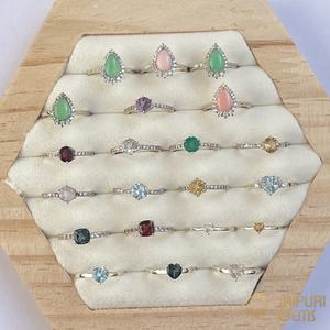 Anillos de Plata de Ley 925 con Baño de Oro de 14K y Piedras Semipreciosas Naturales con Engaste de Bisel, Diseño Minimalista, Unisex, Certificación IGI, de Jaipuri Gems - Product Image 1