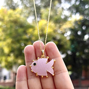 Collar de lujo de latón con calcedonia rosa y colgante de pez tallado a mano con ojo de circonita negra, chapado en oro de 18k, diseño exclusivo. - Product Image 3