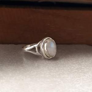 Bague vintage style bohème SHYAM JEWELRS en argent sterling 925 plaqué argent avec cabochon ovale en pierre de lune arc-en-ciel naturelle sertie clos - Product Image 3