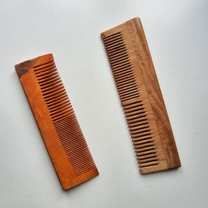 Peigne à cheveux en bois de neem naturel fait à la main, antistatique, écologique, à dents larges, pour masser le cuir chevel, produit artisanal en bambou et en bois - Product Image 1