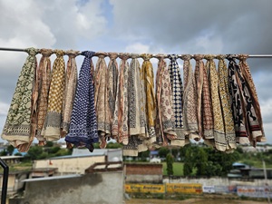 Sarong de luxe imprimé à la main avec des détails en Zari pour les vacances à la plage et les tenues de resort, sarong léger imprimé à la main de style bohème pour les vacances d'été - Product Image 5