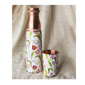 Botella de agua clásica de cobre diseñada para el consumo diario, basada en las tradicionales prácticas de bienestar y vida saludable. - Product Image 3