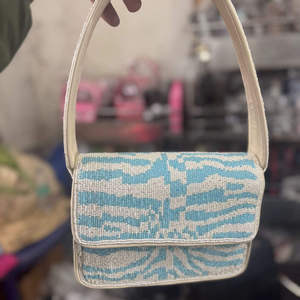 Pochette blanche et noire perlée en coton, durable, motif animal unique, rayures, broderie main, fermeture magnétique, bandoulière - Product Image 3