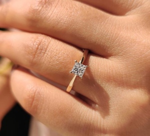 Anillo de Compromiso Minimalista con Diamante Cultivado en Laboratorio, Corte Princesa, Oro Rosa de 18K, Certificado IGI, para Uso Diario - Product Image 1