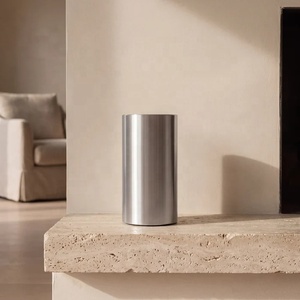 Urne funéraire en métal, élégante, argentée, pour cendres, avec forme cylindrique minimaliste et couvercle sécurisé pour une utilisation commémorative respectueuse - Product Image 4