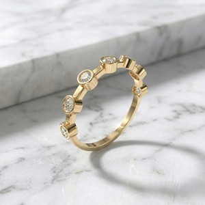 Anillo Minimalista con Engaste de Barra y Bisel Redondo de 0.45CTW - Product Image 1