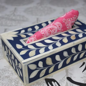 Caja para pañuelos ecológica y personalizable con incrustaciones de hueso, tapa extraíble y hermoso diseño floral cortado a mano en azul. - Product Image 1