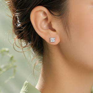 Boucles d'oreilles clous de luxe en or 10K, solitaire taille princesse, avec diamant de laboratoire de 5,5 mm, couleur D, certifié IGI, serti quatre griffes - Product Image 4