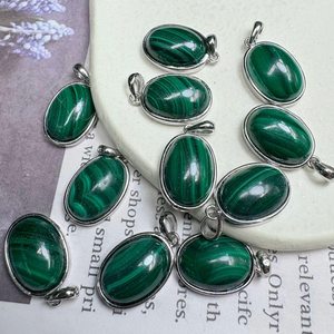 Pendentif ovale en malachite naturelle, charme classique en argent 925, pendentif - Bijoux en pierres précieuses faits à la main - Product Image 4