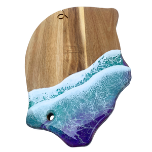 Planche à découper en bois naturel irrégulier avec design vague en résine violette et turquoise, décoration moderne, durable et artisanale - Product Image 3