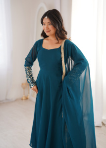 Accesorios de Vestimenta, Ropa Étnica, Otras Prendas Regionales, Kurti con Lentejuelas y Georgette, Pantalón Bordado, Dupatta con Bordes Dorados (HTU 66) - Product Image 3