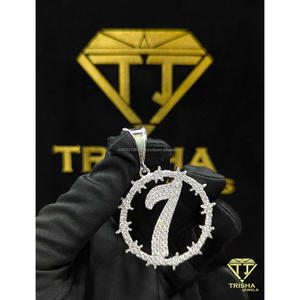 จี้เพชรโมอิสซาไนต์ทรงดีไซน์เนอร์หมายเลข '7'  ทำจากเงินแท้ 925 ชุบโรเดียม สร้อยคอฮิปฮอปแบบประดับเพชร ของขวัญเครื่องประดับจากทริชา จิวเวลส์ - Product Image 5