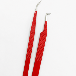 Pince à épiler premium en acier inoxydable rouge courbé, pointes inclinées, écologique, durable, design moderne, ergonomique, texture diamantée - Product Image 1