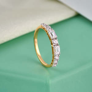 Bague en diamant de laboratoire en forme de baguette et ronde - Product Image 4