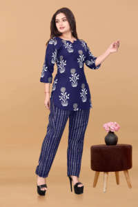 ชุดเซ็ตเสื้อผ้าผู้หญิงคุณภาพสูง สีน้ำเงินพิมพ์ลาย คอร์ดเซ็ตผ้าโพลีเรยอนแบบยั่งยืน คอกลม ชุดลำลองสองชิ้นสำหรับผู้หญิง - Product Image 5