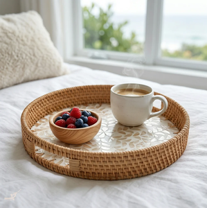 Plateau de service ovale en rotin tressé avec base en mosaïque de nacre florale colorée, disponible à prix de gros. - Product Image 4