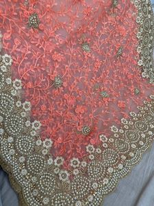 Sari élégant en corail de créateur avec broderies et perles, idéal pour les mariages – Tenue ethnique indienne pour femme - Product Image 6