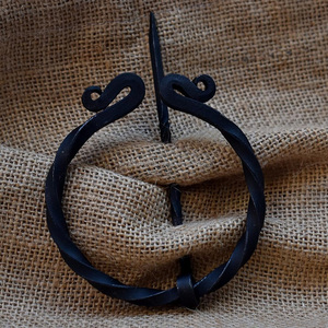 Fer forgé fait à la main en gros Viking nordique fibule Penannulaire boucle fermoir cape/tissu broche Simple Vintage broche médiévale - Product Image 5