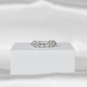 แหวนเพชรรูปไข่เพาะเลี้ยงแบบครึ่งวง 1.8 กะรัต ทอง 14K ดีไซน์เรียบหรูทันสมัย เหมาะสำหรับสวมซ้อนกับแหวนแต่งงาน - Product Image 4