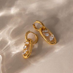 Boucles d'oreilles double anneau en acier inoxydable plaqué or avec zircon, très tendance - Product Image 3