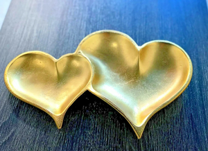 Charmant plateaux de service en aluminium coulé en forme de coeur doré avec un design unique, parfait pour les friandises et les tables romantiques - Product Image 2