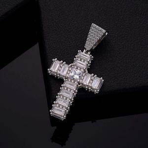 Elegante Colgante Religioso con Incrustaciones de Moissanita, Colgante de Cruz Cristiana de Plata 925 con Moissanita - Product Image 3