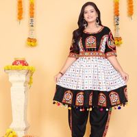 Ensemble de vêtements élégants pour couple Navratri, comprenant un kurta en coton pour homme et un dhoti pour femme, prix de gros par Royal Exports