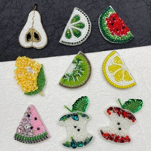 Llavero bordado a mano ecológico con diseño de ángel, broche bohemio con cuentas y bordado de hojas verdes - Product Image 6