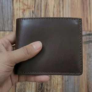 Portefeuille en cuir marron foncé de qualité supérieure pour homme, design bifold avec poche à monnaie à bouton, fenêtre en maille pour carte d'identité et double compartiment pour billets. - Product Image 1