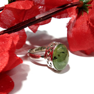 Anillo de Prehnita Natural con Plata de Ley 925, Corte Cojín, Hecho a Mano, Estilo Bohemio, Joyería Certificada por Terceros - Product Image 4