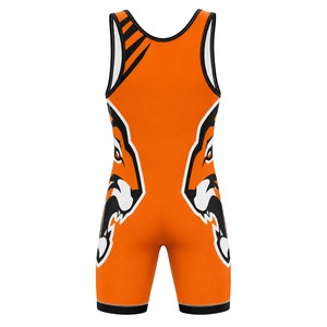 Débardeur pour homme à imprimé flamme avec logo coq, sportif, sans manches, séchage rapide, col rond, en polyester tricoté, et short de compression - Product Image 4