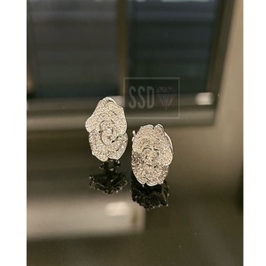 ต่างหูแบบติดหูทรงทันสมัยประดับเพชรซีกอนชุบเงินคุณภาพพรีเมียม ดีไซน์สวยงามสำหรับผู้หญิง เหมาะสำหรับงานเลี้ยงตอนเย็น - Product Image 2