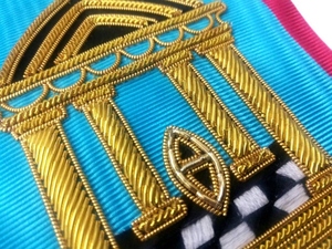 Faja Masónica del Rito Escocés Master Mason, Bordado de 3 Estrellas con Hilos de Oro, Faja Azul Moiré, Regalia del Rito Escocés - Product Image 4