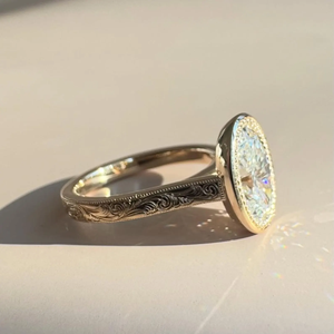 Anillo de compromiso y boda de moissanita de 2.5 CT con corte esmeralda, rodio, estilo Art Déco, antiguo, para aniversario, vintage, con engaste de filigrana y puntas, para fiesta - Product Image 5