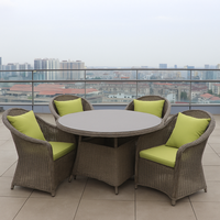 Ensemble de salle à manger d'extérieur moderne de luxe, 4 chaises en rotin imperméables, cadre en aluminium, coussins moelleux, table pliable élégante, pour hôtel et entrepôt