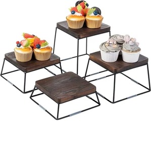 Support à gâteau carré en bois avec cadre métallique, design minimaliste pour la présentation de desserts lors de fêtes - Product Image 2