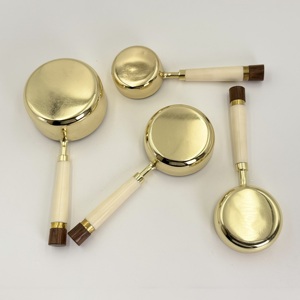 Ensemble de 4 tasses et cuillères à mesurer en acier inoxydable personnalisées pour la pâtisserie, finition PVD dorée avec manche en résine, outils durables pour la cuisine à domicile - Product Image 5