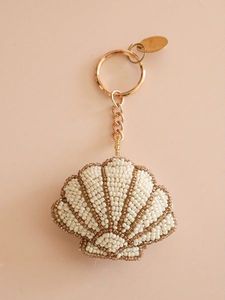 Llavero y Colgante para Bolso Artesanal con Bordado de Cuentas de Semillas de Fresa Roja, con Reverso de Cuero, Hecho a Mano, Color Rosa - Product Image 6