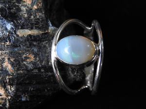 Bague en opale solide australienne sertie en bélière - Argent - Pierre de naissance d'octobre - Taille US 4,5 - Cadeau de mariage fait à la main pour elle - Product Image 3