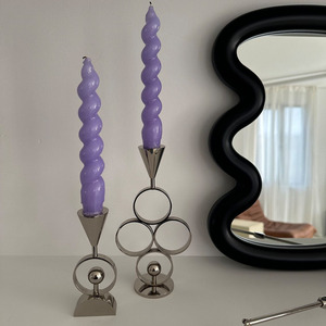 Porte-bougie géométrique moderne en or avec anneaux entrelacés et accent sphérique, pour une décoration intérieure élégante. - Product Image 5