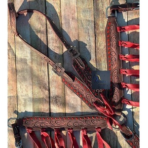 Ensemble de harnais de poitrail pour cheval en cuir marron repoussé et têtière assortie à une oreille, avec lacets en cuir brut rouge, équipement de style western - Product Image 1